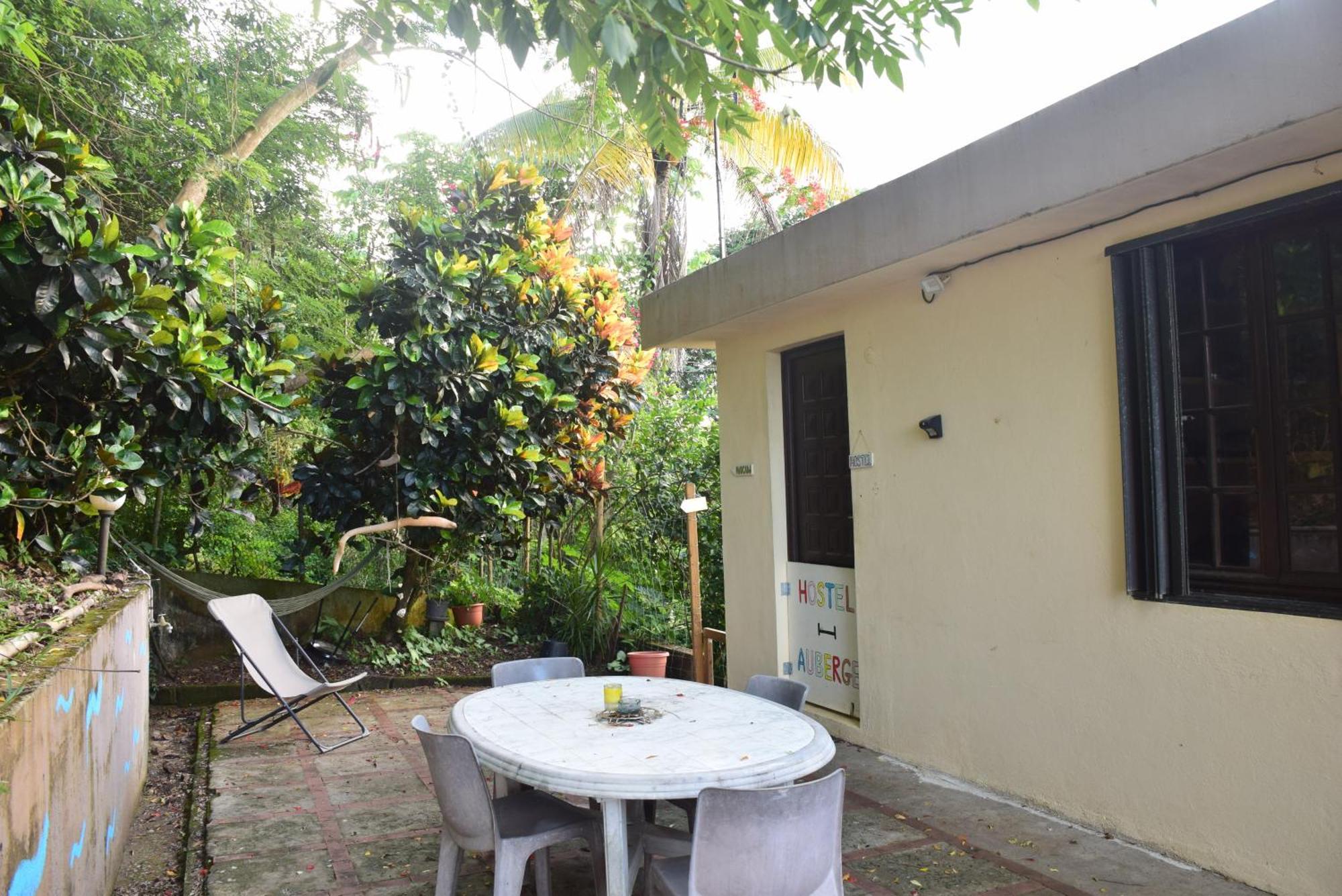 Top Hill Hostel- Martinique- Auberge Dortoir 拉特里尼泰 外观 照片